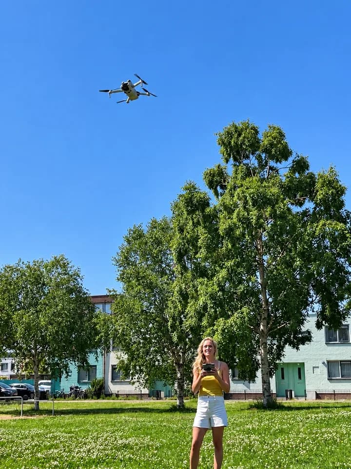 Sterre flying a drone in the park